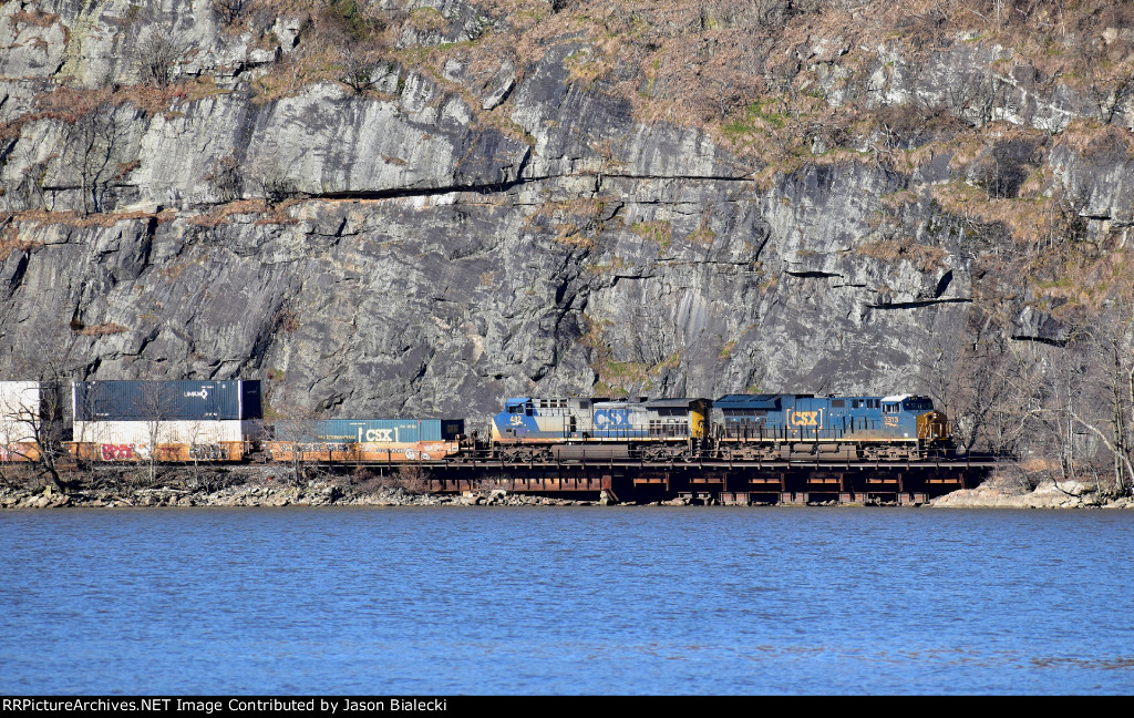 CSX 3313 passes the cliffs of Highland Falls